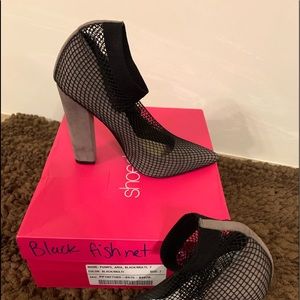 Pumps with fishnet sock